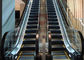 Eskalator Mal Perbelanjaan Supermarket Kecil. Berjalan Eskalator Stabil